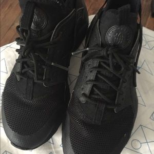 All black Huaraches size 6.5